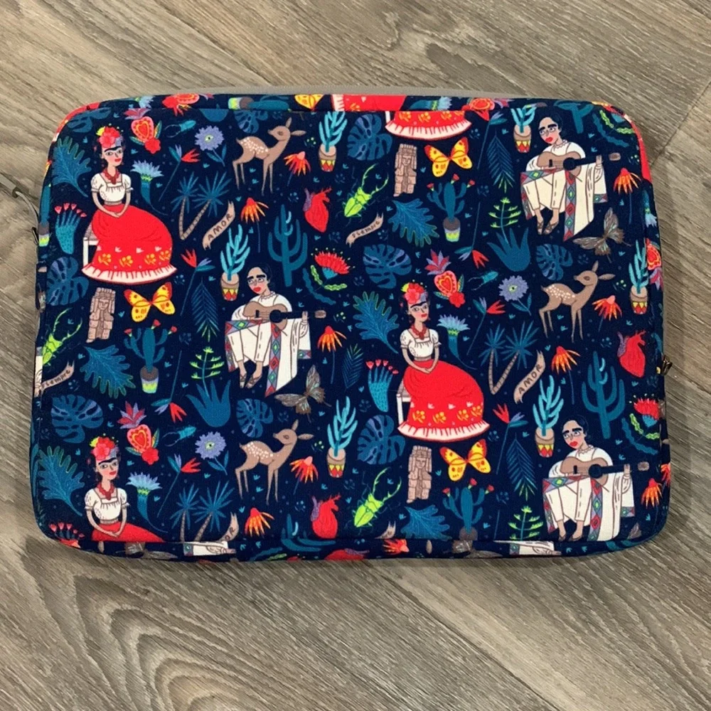TomToc iPad case 13x10.5in.Excellent condition. Smoke and animal free home. Nwot